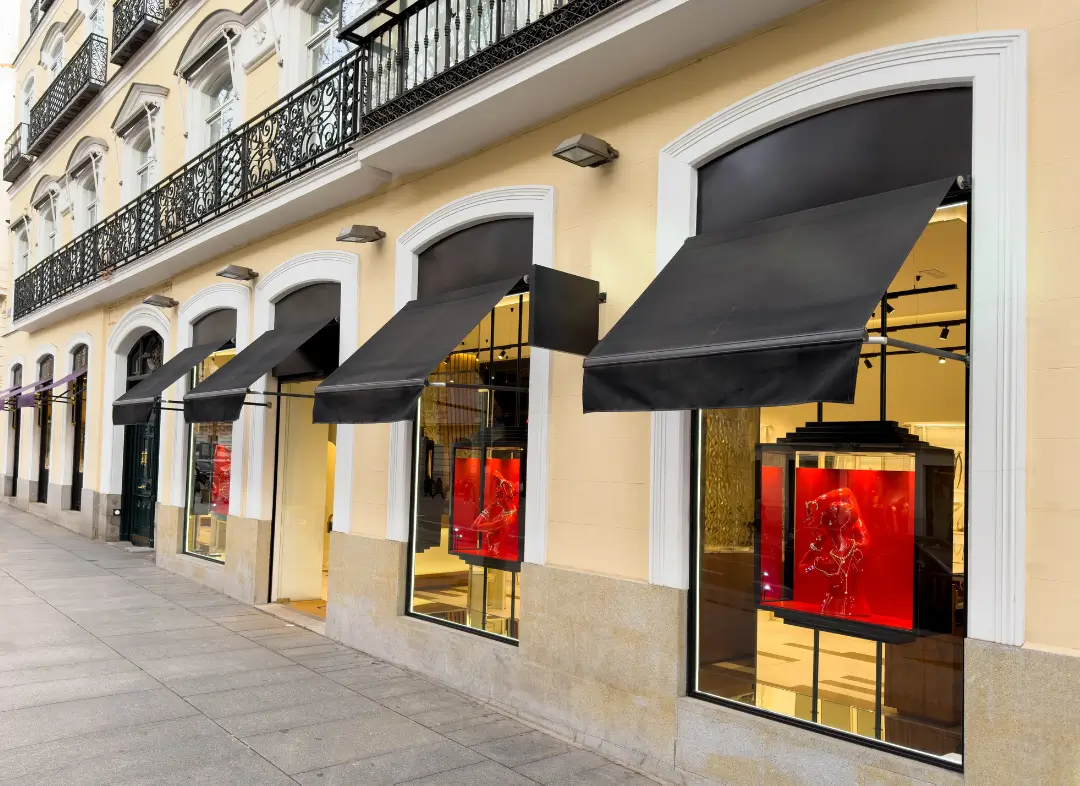 Façade vitrine de magasin en aluminium sur mesure à Saint-Martin-du-Var